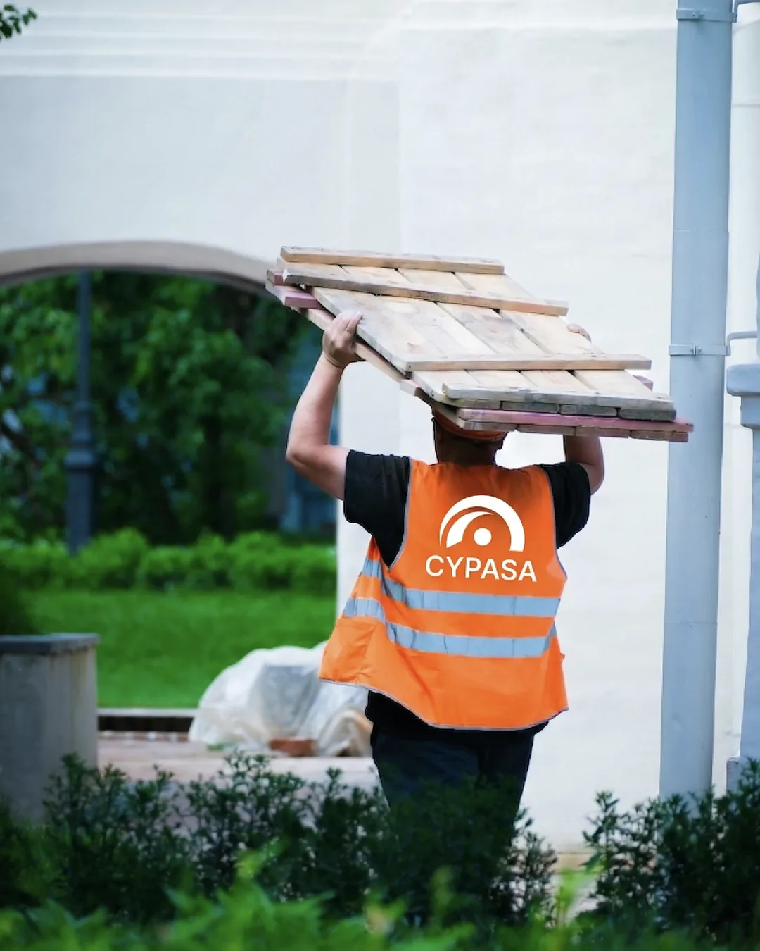 Uniforme de campo de CYPASA con la marca aplicada.