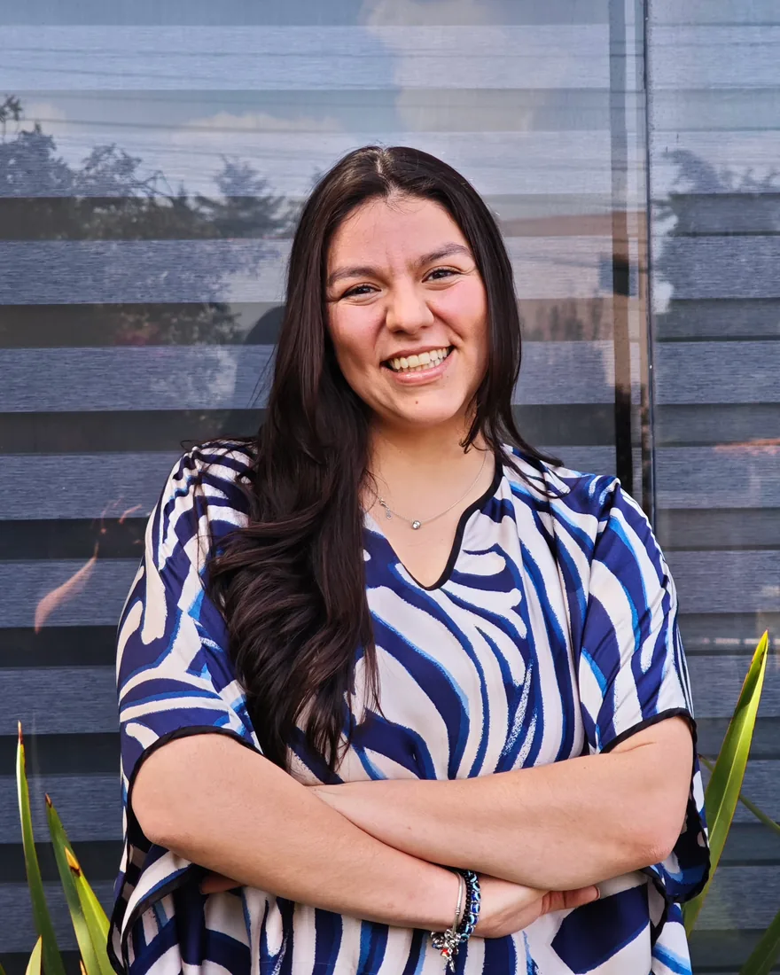 Andrea Paredes (Andy), directora de operaciones de Exvi Solutions, sonriendo.