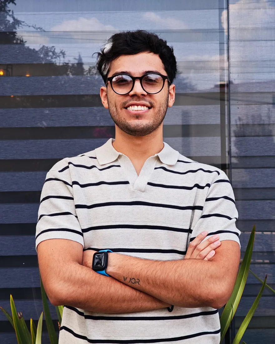 Emiliano Jimenez (Emi), líder de diseño y producción visual de Exvi Solutions, sonriendo.